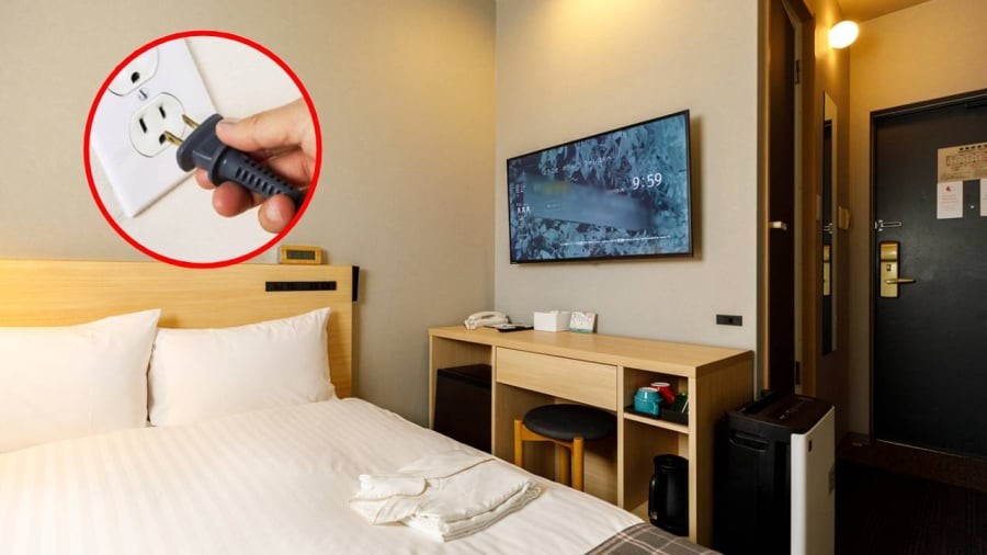 Khi vào phòng khách sạn, hãy rút phích cắm tivi rồi kiểm tra toàn bộ căn phòng.