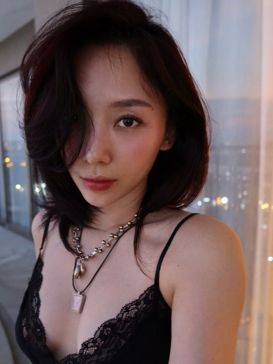 Kiểu tóc này giúp Tóc Tiên linh hoạt biến hóa hình ảnh, khi thì cá tính, lúc lại gợi cảm hoặc thanh lịch, mà không hề bị nhàm chán.