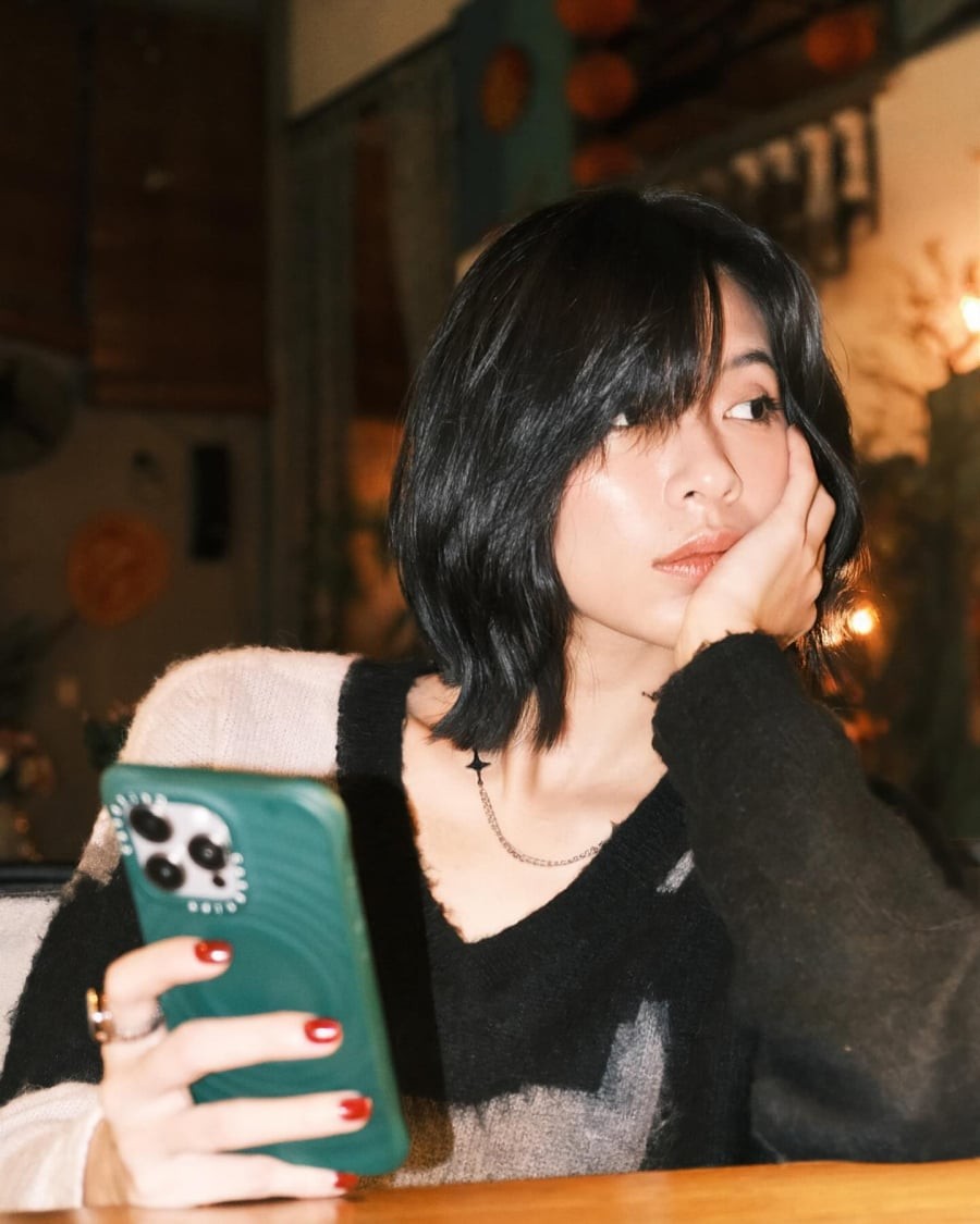 Kiểu tóc này giúp cô giữ được vẻ phóng khoáng, thoải mái nhưng không quá gai góc, tạo thiện cảm ngay từ cái nhìn đầu tiên.