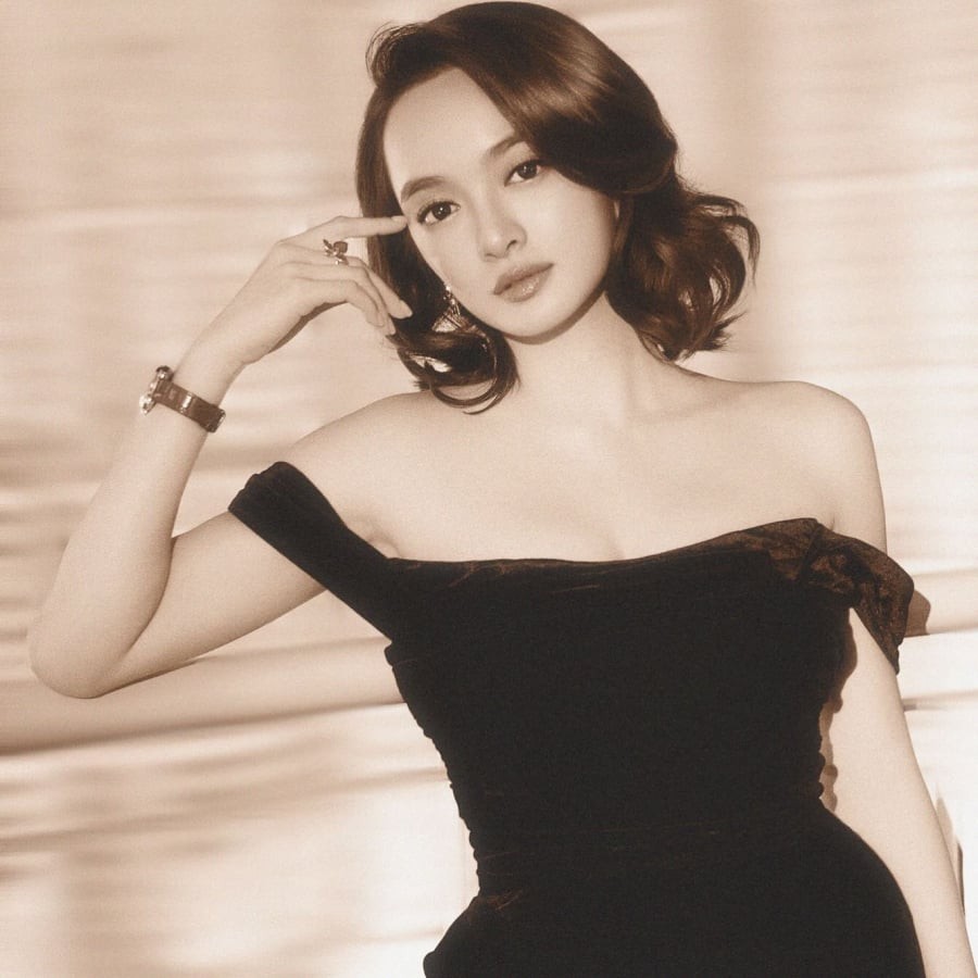 Phom tóc này mang đến vẻ ngoài trưởng thành, quyến rũ nhưng không làm gương mặt trông già hơn so với tuổi thật.

