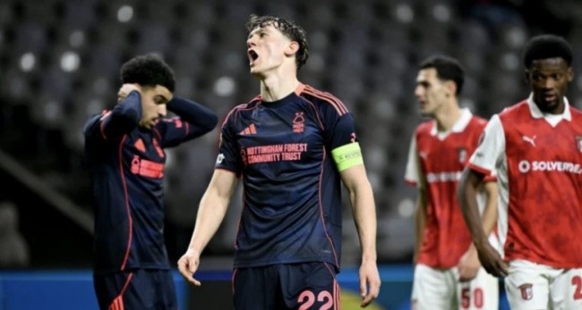 Ryan Yates phản lưới nhà.