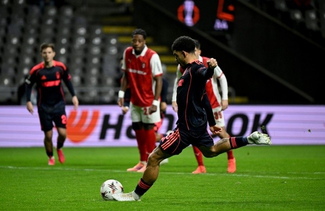 Gibbs-White đá hỏng 11m.