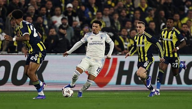 Jadon Sancho đưa Aston Villa đi tiếp sớm 1 vòng đấu.