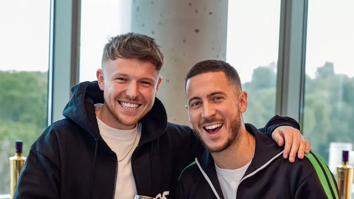 Hazard mỉm cười khi gặp lại cậu bé.