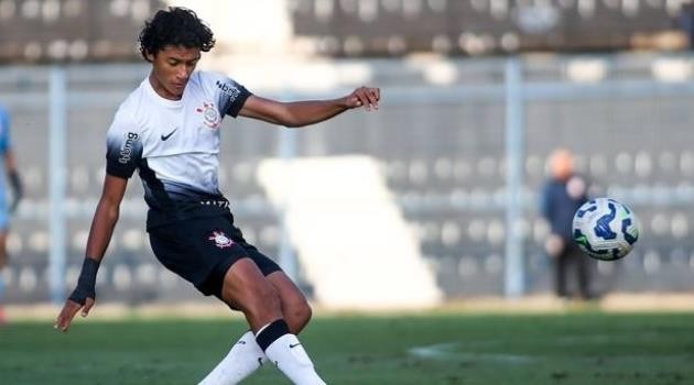  Iago Machado rơi vào tầm ngắm Pháo thủ.