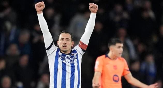 Oyarzabal được Quỷ đỏ săn đón.