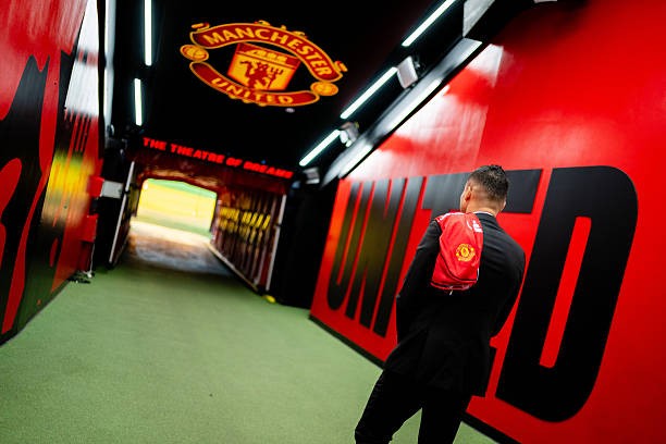 Thông báo Casemiro rời Manchester United đi kèm với hình ảnh anh lê từng bước chậm nơi đường hầm dẫn ra sân vận động cùng chiếc áo đấu được vắt qua vai.