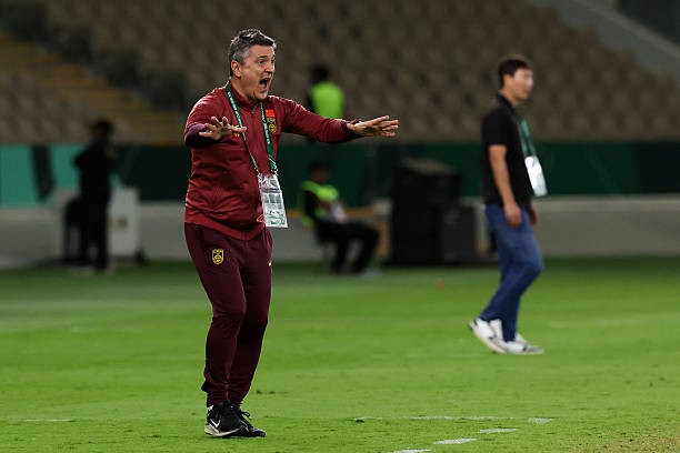 HLV Antonio Puche xây dựng lối chơi phòng ngự hiệu quả cho U23 Trung Quốc. 