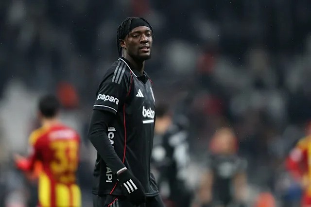 Abraham trở lại Ngoại Hạng Anh. 