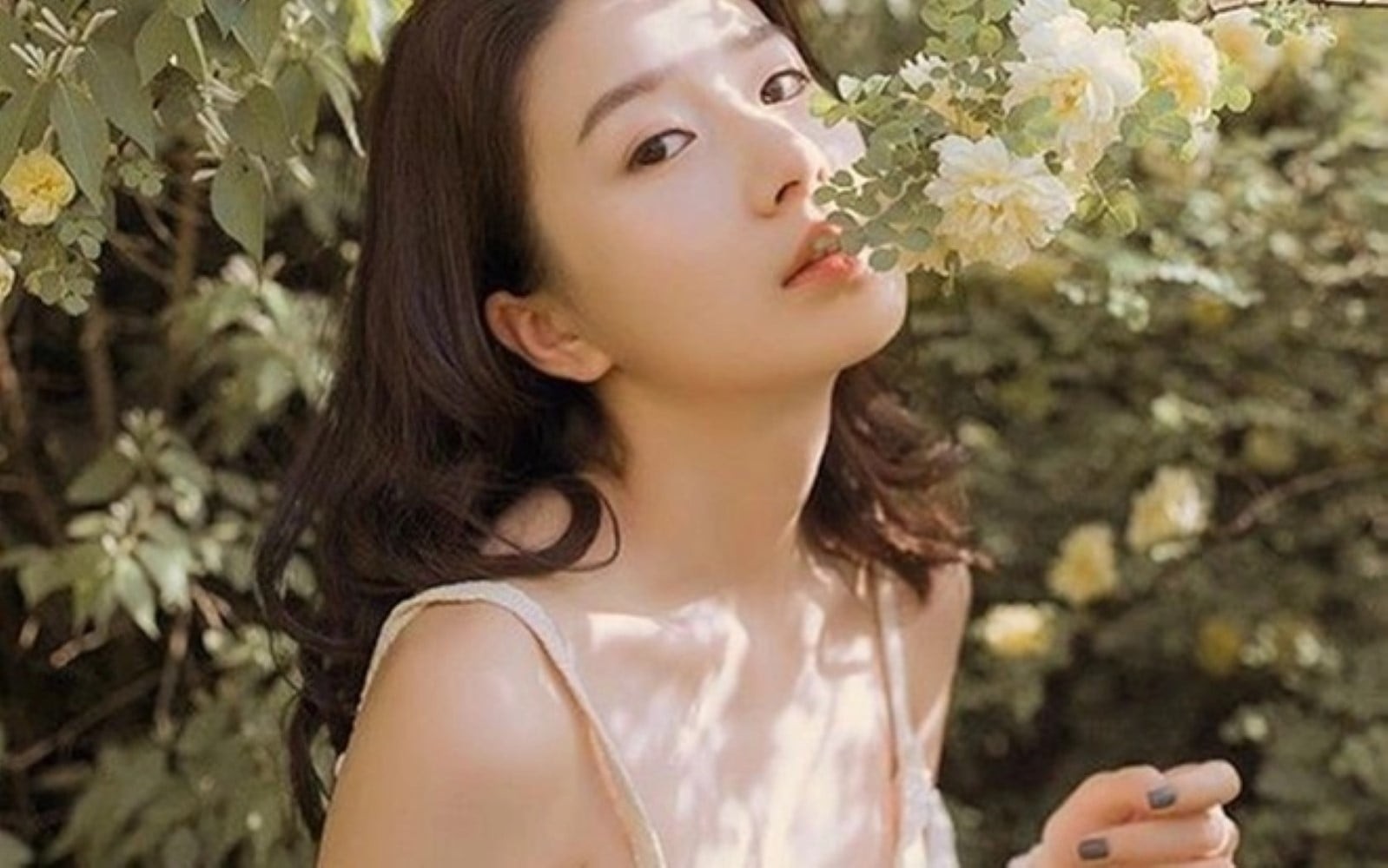 Phụ nữ chớ nên tiêu phí quá nhiều thời gian, vung tiền vào trang sức, quần áo và trang điểm cho vẻ bề ngoài của mình. (Ảnh minh họa)