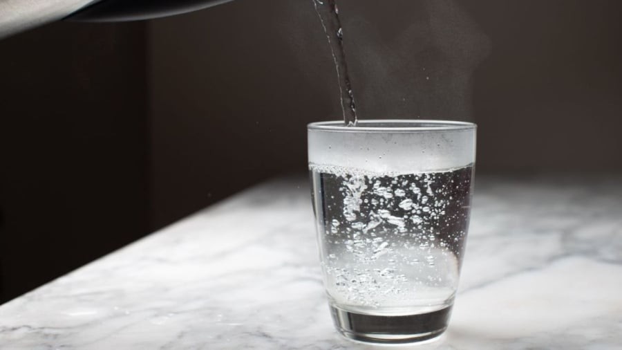 Uống nước ấm trước khi đi ngủ giúp giảm cảm giác thèm ăn đêm, thúc đẩy nhu động ruột, hạn chế tích nước trong cơ thể.