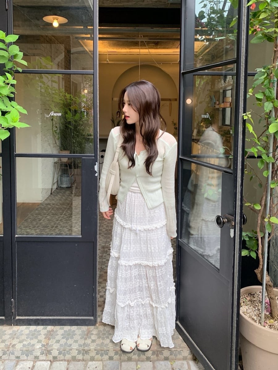 Khi kết hợp cùng chân váy dài, áo len mỏng mang đến cảm giác nữ tính, nhẹ nhàng và có phần lãng mạn.