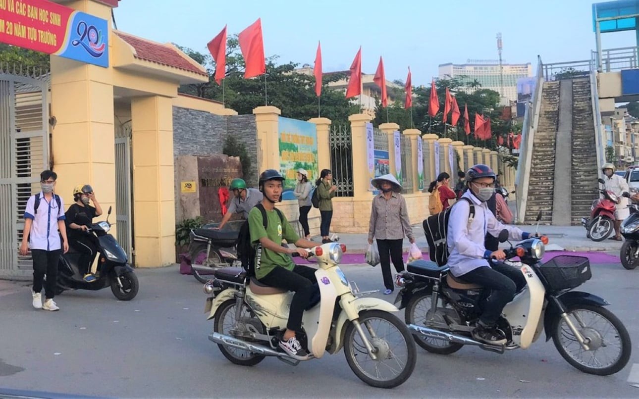 Khi điều khiển xe gắn máy có dung tích 50 cm³ tham gia giao thông phải mang theo chứng nhận đăng ký xe và bảo hiểm bắt buộc trách nhiệm dân sự của chủ xe cơ giới còn hiệu lực.