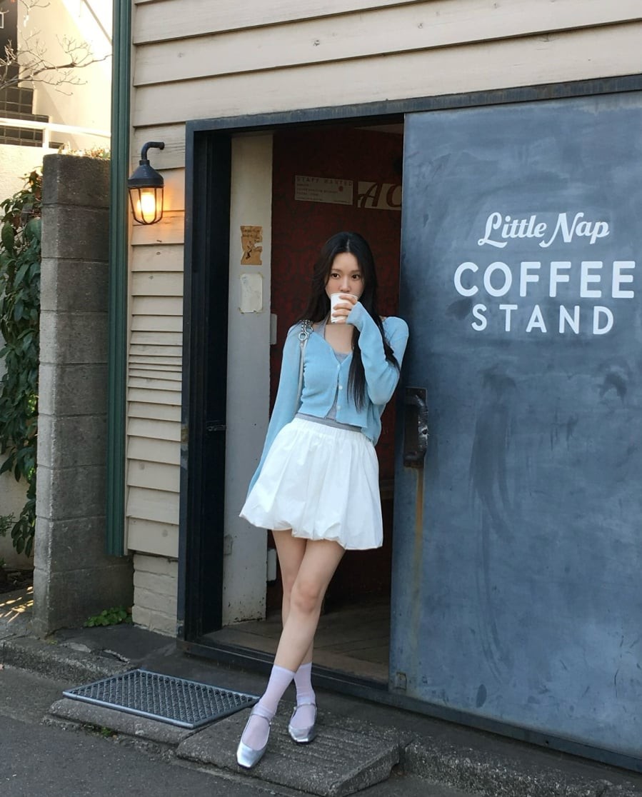  Đế giày mềm nhưng có độ dày vừa phải, giúp việc di chuyển cả ngày trở nên nhẹ nhàng hơn