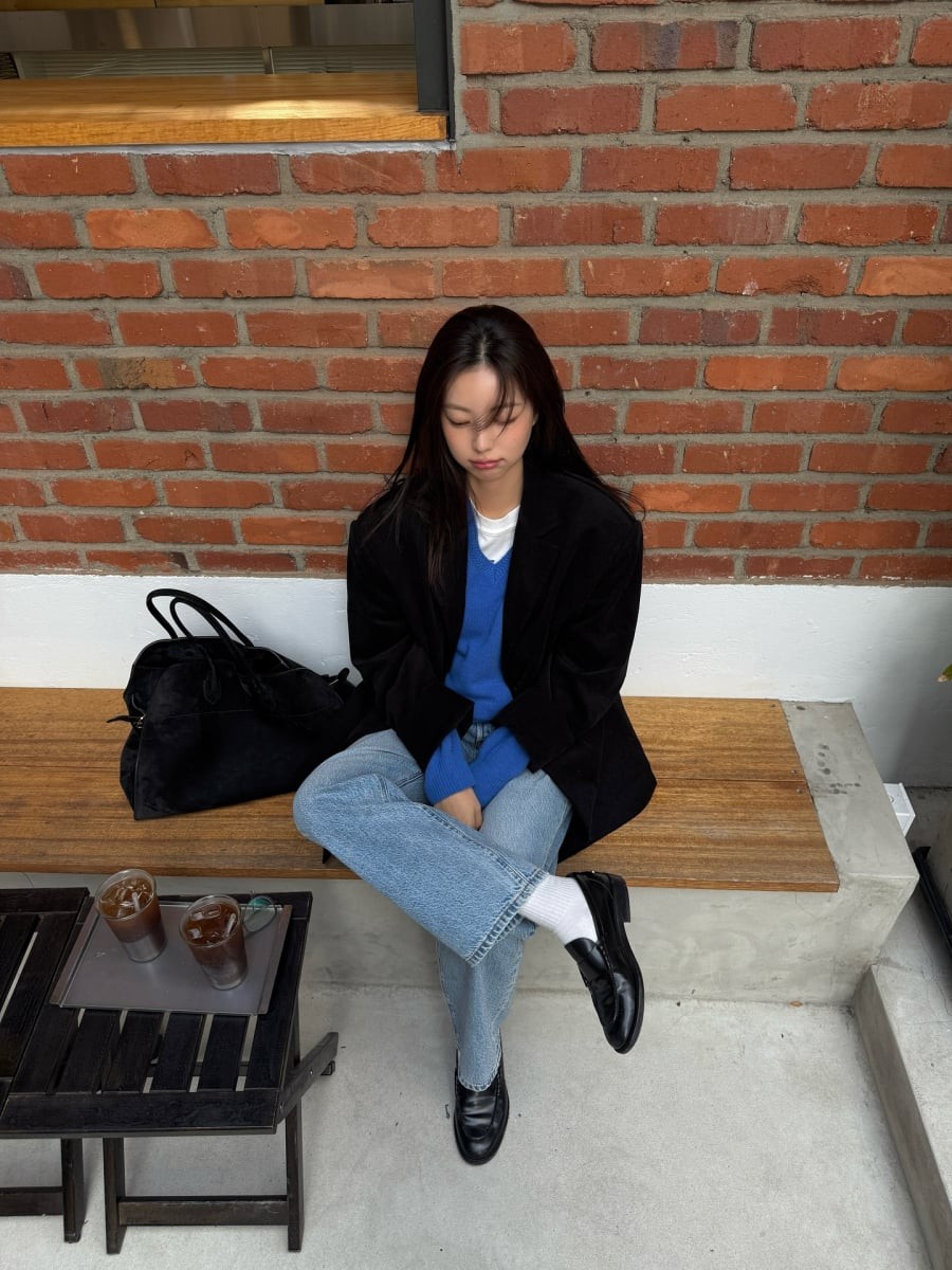  Ở giai đoạn giao mùa, các mẫu loafer đế bệt hoặc đế thấp, phom dáng đơn giản và không quá cứng được ưu tiên hơn cả.

