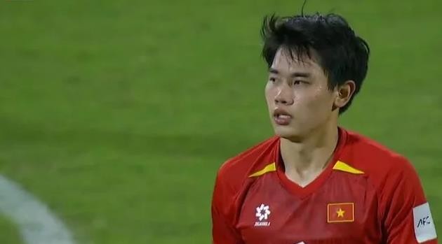 Đình Bắc mắc sai lầm với tình huống nhận thẻ đỏ.