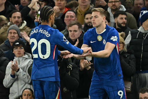 Liam Delap nhận kỳ vọng có thể kết hợp ăn ý với Joao Pedro trên hàng công Chelsea.