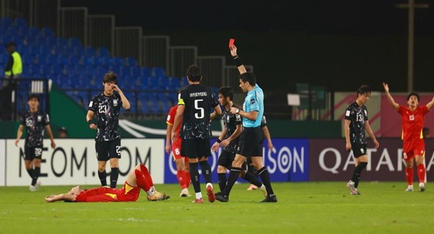 Đình Bắc nhận thẻ đỏ ở trận đấu với U23 Hàn Quốc.