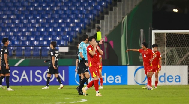 Tấm thẻ đỏ sẽ là lời nhắc cho Đình Bắc ở quãng tiếp theo của sự nghiệp.