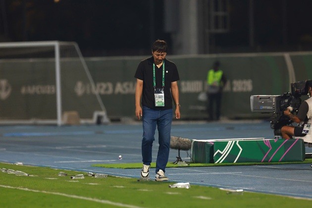 HLV Kim Sang-sik không ăn mừng sau chiến thắng U23 Hàn Quốc.