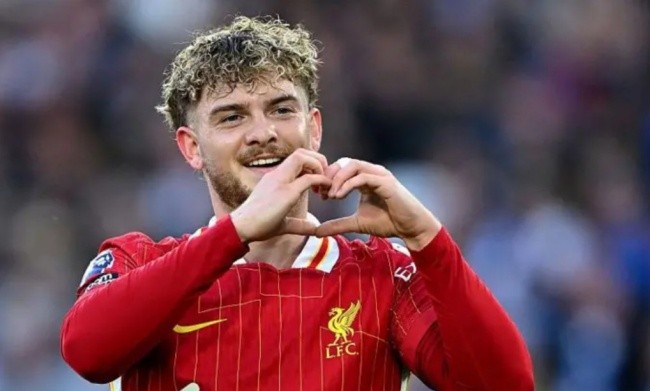 Harvey Elliott trong màu áo Liverpool.
