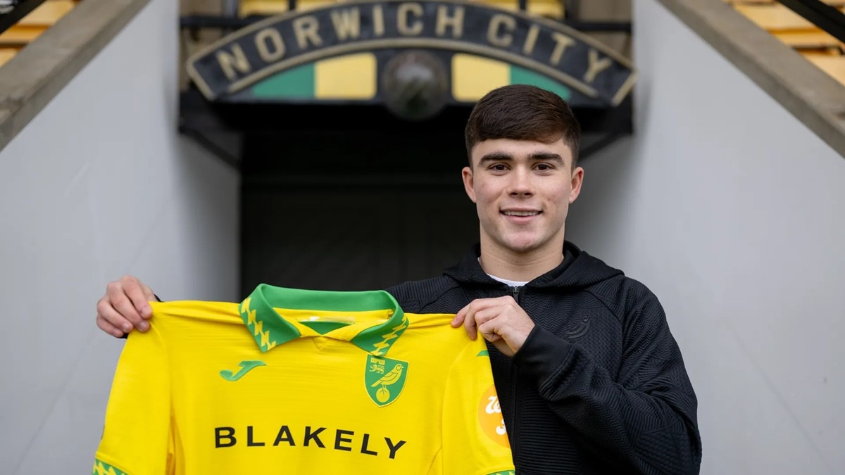 Norwich City công bố tân binh Harry Amass từ Manchester United.