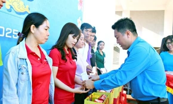 Đối tượng được hưởng mức hỗ trợ này gồm: đoàn viên, người lao động bị tai nạn lao động, mắc bệnh nghề nghiệp; bản thân hoặc vợ/chồng/con mắc bệnh nan y, bệnh hiểm nghèo, gặp rủi ro, hoạn nạn; người lao động chịu ảnh hưởng bởi thiên tai, bão lũ. 