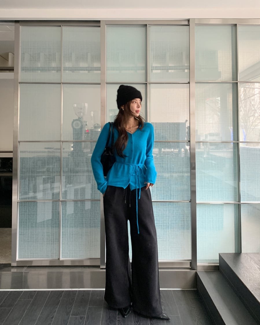 Cardigan thường gắn liền với hình ảnh trẻ trung, trong trẻo nhờ bảng màu đa dạng và dễ ứng dụng.