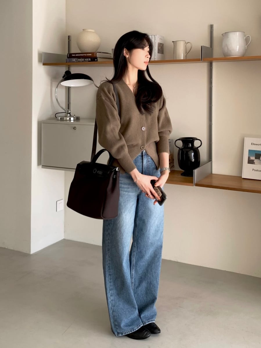 Dù là dáng ngắn gọn gàng, dáng lửng hiện đại hay phom oversized phóng khoáng, cardigan vẫn giữ được nét mềm mại đặc trưng khó trộn lẫn.