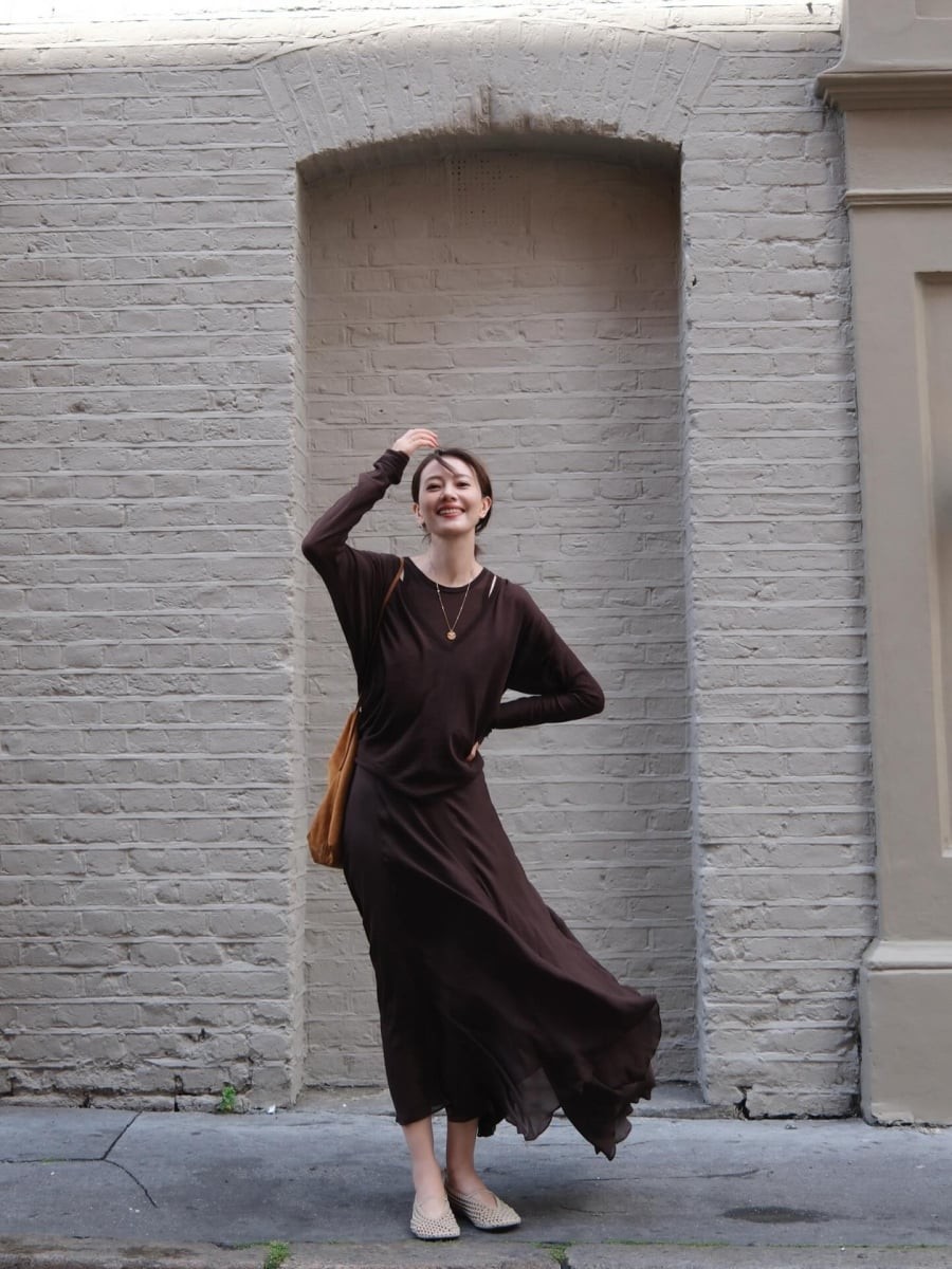  Cao Viên Viên ưu tiên những thiết kế tối giản như áo thun dài tay và chân váy bất đối xứng.