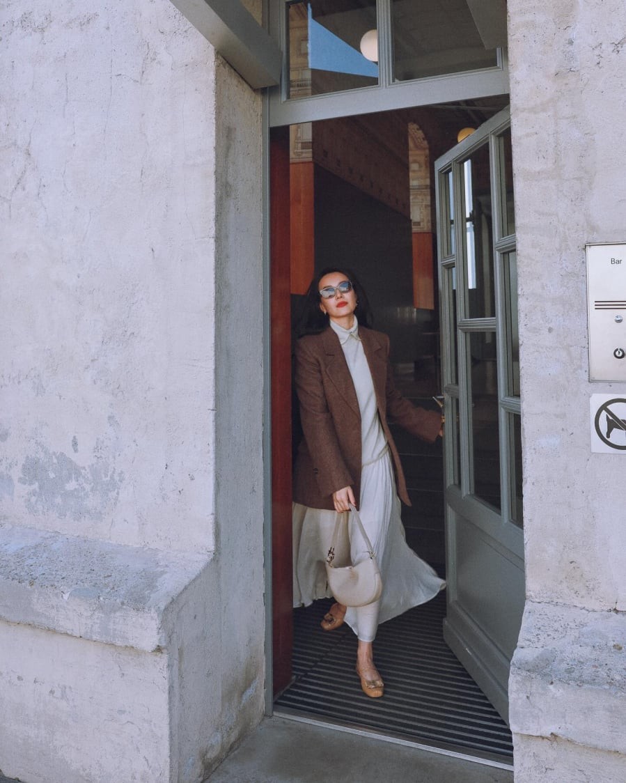 Sự kết hợp này vừa hài hòa vừa có chiều sâu. Giày ballet màu be và túi xách trắng không chỉ đồng điệu mà còn góp phần “hack tuổi