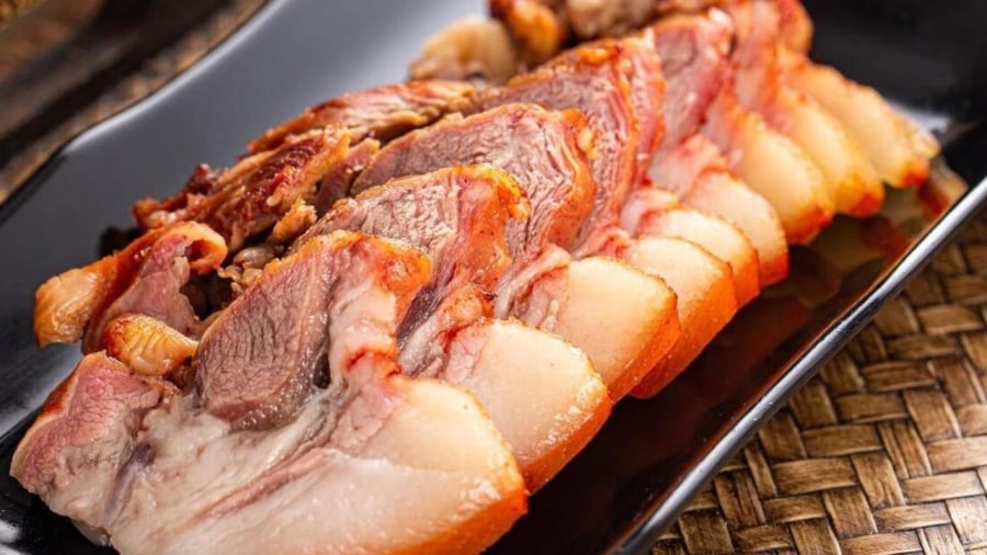 Thịt thủ lợn là phần chứa nhiều sắt và collagen tốt cho sức khỏe.