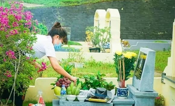 Tạ mộ là nghi lễ truyền thống được người Việt duy trì từ nhiều đời nay vào dịp cuối năm. 