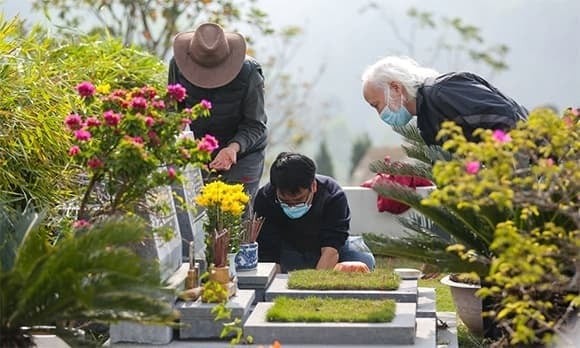 Gia chủ cần thắp hương báo cáo với thần linh, gia tiên tại nhà. Nếu chưa bao sái bàn thờ thì nên tiến hành trước để thanh tịnh không gian thờ cúng.