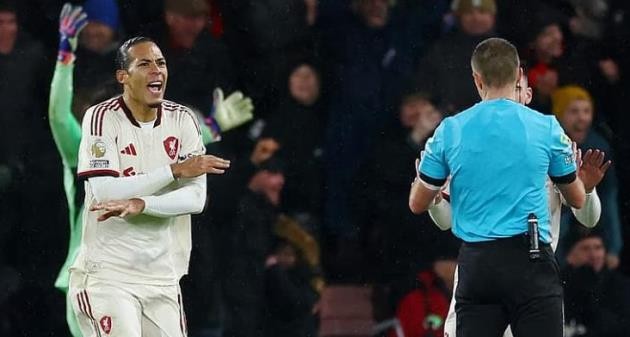 Van Dijk không hài lòng với trọng tài.