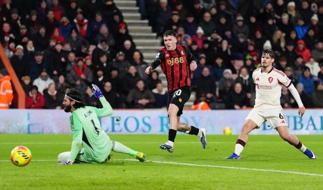 Milos Kerkez - 5.2 điểm. Cầu thủ nhận điểm số thấp nhất đội hình xuất phát. Trong ngày trở lại đối đầu đội bóng cũ, Kerkez thi đấu đầy bất ổn bên hành lang trái. Anh liên tục bị khai thác, tỏ ra lúng túng trong các pha tranh chấp và không đảm bảo vị trí.