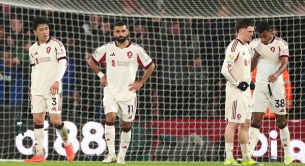 Liverpool có quá nhiều vấn đề cần Slot giải quyết.