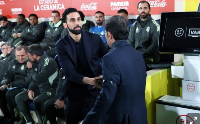 HLV Arbeloa trên băng ghế huấn luyện.