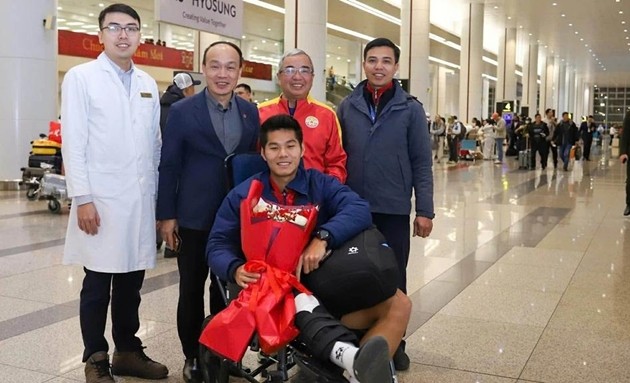 Hiểu Minh nhập viện ngay khi về nước.