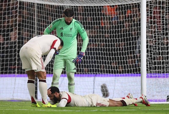 Gomez dính chấn thương trong trận gặp Bournemouth.