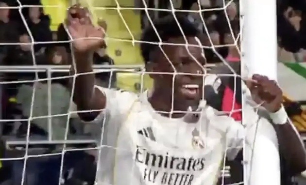 Vinicius hả hê khi bị CĐV Villarreal trêu chọc.