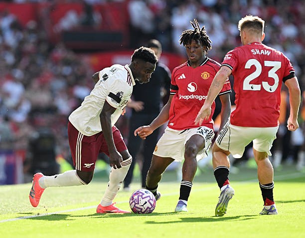 Saka khó lòng cùng lúc đánh bại Dorgu và Shaw.