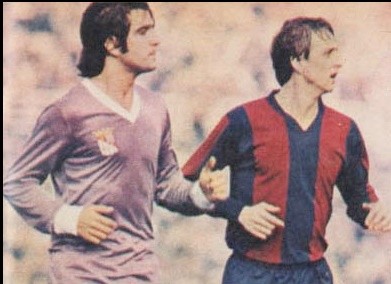 Cruyff đấu với Levante trong trận ra mắt Barcelona năm 1981.