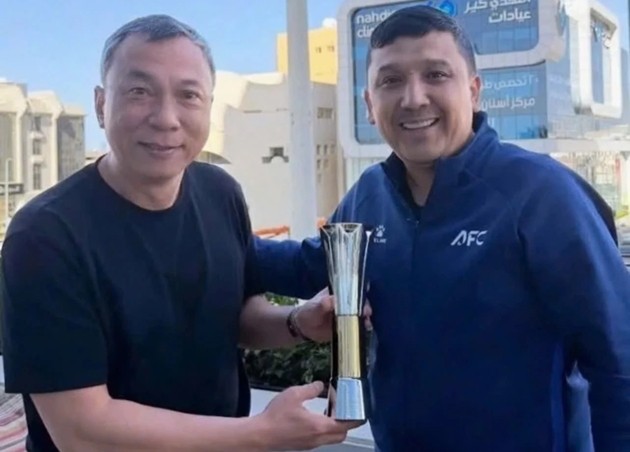 Chủ tịch Trần Quốc Tuấn nhận và cầm cúp Vua phá lưới giải U23 Châu Á 2026 về cho Đình Bắc.