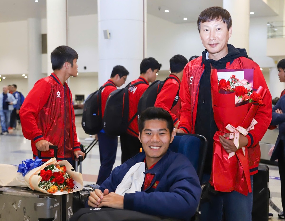 HLV Kim Sang Sik đẩy xe lăn cho Hiểu Minh gây xúc động. Ảnh: VFF.