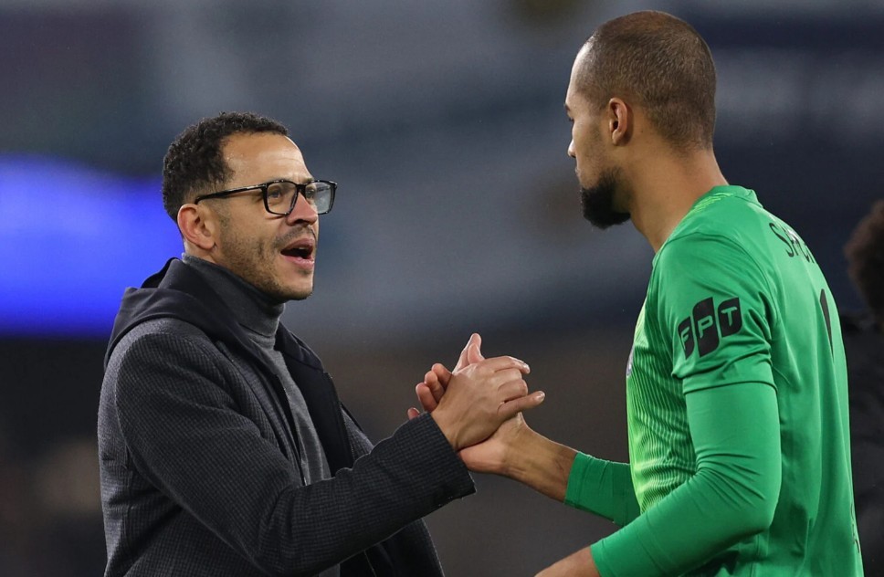 HLV Liam Rosenior dành sự ủng hộ cho Robert Sanchez.