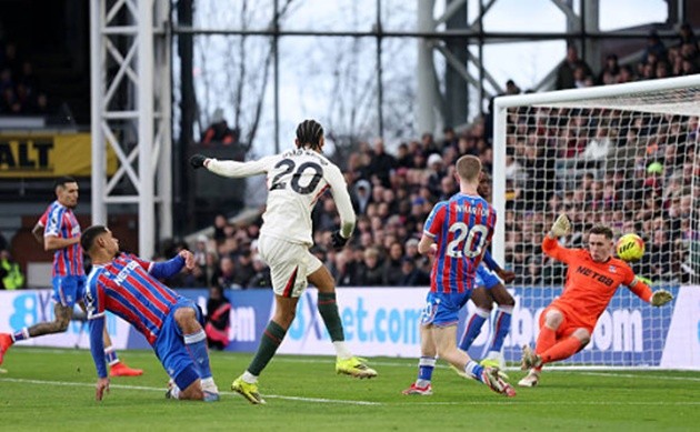 Pedro nhân đôi cách biệt cho Chelsea.