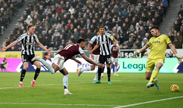 Watkins đánh đầu ở tư thế trống trải.