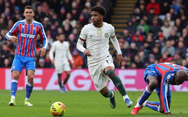 Andrey Santos - 7.0 điểm Một màn trình diễn chững chạc của Santos. Anh có pha trượt người cắt bóng cứu thua mười mươi ở phút 18, ngăn chặn đường chuyền của Daniel Munoz đến chân Brennan Johnson. Khả năng đọc trận đấu của Santos tiếp tục là điểm sáng nơi tuyến giữa Chelsea.