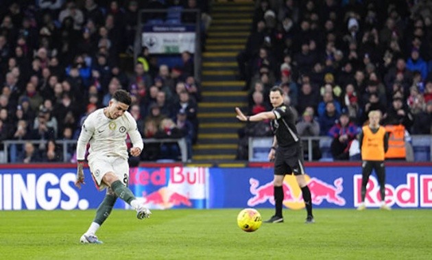 Enzo Fernandez - 7.7 điểm Dù bỏ lỡ một cơ hội ngon ăn đầu trận, màn trình diễn tổng thể của Enzo là rất tích cực. Anh tung ra những đường chuyền thông minh giúp luân chuyển bóng mượt mà. Tiền vệ người Argentina cũng thể hiện sự lạnh lùng tuyệt đối trên chấm phạt đền 